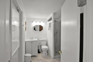 夏洛特港Canal-Front Escape with Private Pool & Game Room in Port Charlotte的带马桶和水槽的白色浴室
