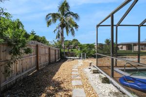 Canal-Front Escape with Private Pool & Game Room in Port Charlotte外面的花园