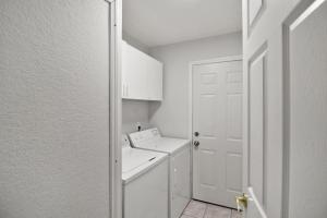 Canal-Front Escape with Private Pool & Game Room in Port Charlotte的一间浴室