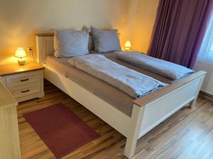 格明德Ferienwohnung Zur Lainsitzbrücke的卧室里有一张床，上面有两个枕头