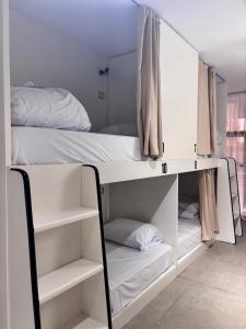 亚历山大Galaxy Hostel的卧室配有2张双层床和白色架子