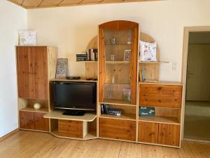 格明德Ferienwohnung Zur Lainsitzbrücke的一间娱乐中心,里面配有电视