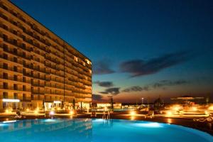 un hôtel avec une piscine devant un bâtiment dans l'établissement Studio Ivana by Blaxy Residence, à 23 August