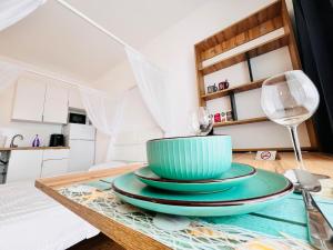 une table avec un bol et une assiette dessus dans l'établissement Studio Ivana by Blaxy Residence, à 23 August