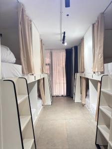 亚历山大Galaxy Hostel的客房设有两张双层床和一张床。