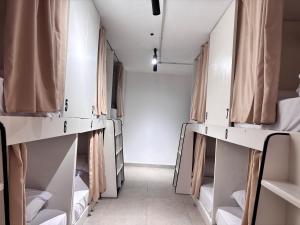 Galaxy Hostel客房内的一张或多张床位