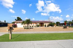 ポート・シャーロットにあるSerene Private Pool Home In Port Charlotteの駐車場