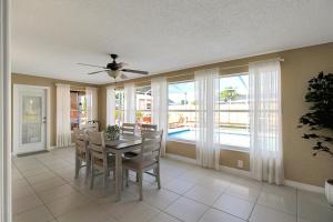 ポート・シャーロットにあるSerene Private Pool Home In Port Charlotteのテーブルと椅子のあるダイニングルーム