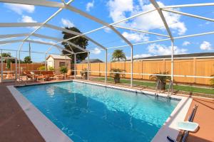 ポート・シャーロットにあるSerene Private Pool Home In Port Charlotteの大型スイミングプール(透明なカバー付)