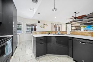 Φωτογραφία από το άλμπουμ του Relaxing 4-Bedroom Home & Private Pool σε Port Saint Lucie