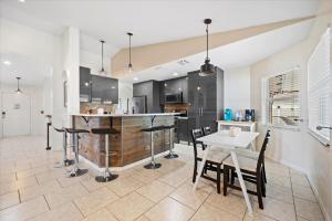 Φωτογραφία από το άλμπουμ του Relaxing 4-Bedroom Home & Private Pool σε Port Saint Lucie +31 φωτογραφίες