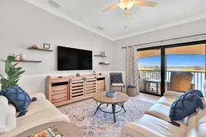 Breathtaking 3 BR condo with lake views in Lakewood National Golf Club - Shades Of Summer في برادنتون: غرفة معيشة مع تلفزيون وأريكة وطاولة