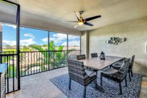 Breathtaking 3 BR condo with lake views in Lakewood National Golf Club - Shades Of Summer في برادنتون: غرفة طعام مع طاولة وكراسي وشرفة