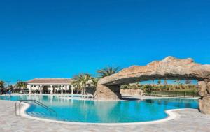 Breathtaking 3 BR condo with lake views in Lakewood National Golf Club - Shades Of Summer في برادنتون: مسبح في منتجع بجسر صخري