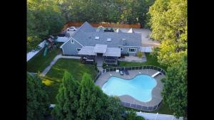 una vista aerea di una casa con piscina di Private completely fenced in property Near beach a Hampton Bays