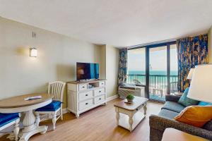 TV a/nebo společenská místnost v ubytování Oceanfront Paradise