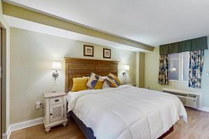 Postel nebo postele na pokoji v ubytování Oceanfront Paradise + 15 fotografií