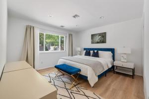 una camera da letto con un letto blu e una finestra di Private completely fenced in property Near beach a Hampton Bays
