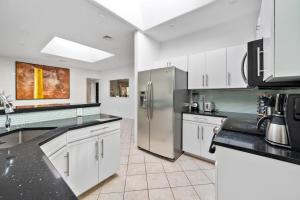Cucina o angolo cottura di Private completely fenced in property Near beach