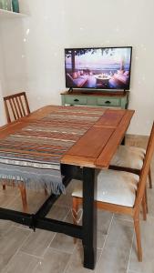 Μια τηλεόραση ή/και κέντρο ψυχαγωγίας στο Alojamiento elaleman