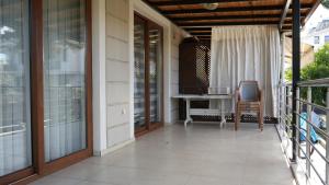 En balkon eller terrasse på Ege Apartments + 1 billede