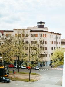 un edificio con una torre encima en Noah Downtown, en Timisoara 8 fotos más