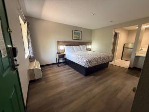 Voodi või voodid majutusasutuse Country Hearth Inn & Suites Augusta toas