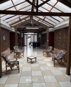 een kamer met stoelen en tafels in een gebouw bij Pousada Morada de Leste in Pontal do Paraná +17 foto's