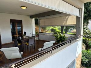 een terras met een tafel en stoelen op een balkon bij Ferienwohnung Dolce Vita Toskana - Massa Marittima mit Parkplatz und Fahrradkeller in Massa Marittima