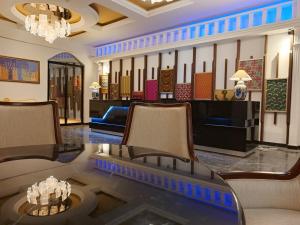 ポール・ジャンティにあるHotel Hibiscus POGの椅子とテーブルのあるホテルのロビー