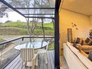 una sala de estar con una mesa y un sofá en 3br Esmeralda Country Home Santa Elena, en Santa Elena 52 fotos más