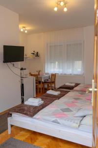 A bed or beds in a room at Komáromi Vendégház Erdőhorváti