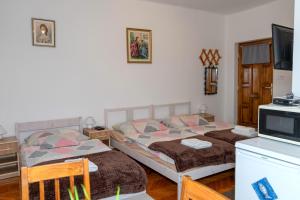 A television and/or entertainment centre at Komáromi Vendégház Erdőhorváti