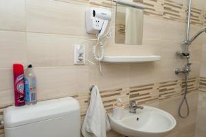 A bathroom at Komáromi Vendégház Erdőhorváti