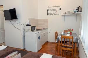 A kitchen or kitchenette at Komáromi Vendégház Erdőhorváti
