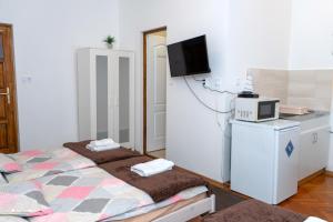 A kitchen or kitchenette at Komáromi Vendégház Erdőhorváti