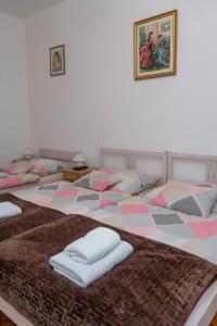 A bed or beds in a room at Komáromi Vendégház Erdőhorváti