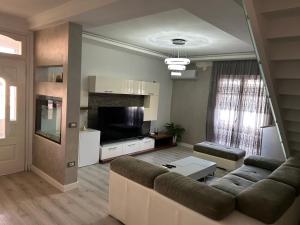 TV a/nebo společenská místnost v ubytování HENRI'S APARTAMENT