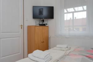 A bed or beds in a room at Komáromi Vendégház Erdőhorváti