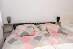 A bed or beds in a room at Komáromi Vendégház Erdőhorváti