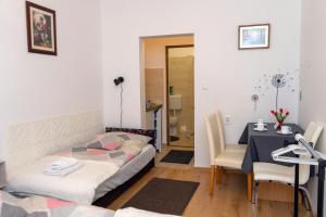 A bed or beds in a room at Komáromi Vendégház Erdőhorváti