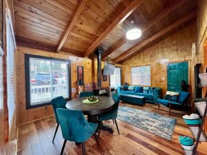 Posezení v ubytování Cozy Big Bear cabin for couples Hot tub,deck,pets,WiFi