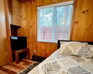Postel nebo postele na pokoji v ubytování Cozy Big Bear cabin for couples Hot tub,deck,pets,WiFi