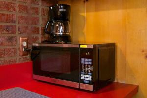 Příslušenství pro přípravu čaje a kávy v ubytování Cozy Big Bear cabin for couples Hot tub,deck,pets,WiFi + 9 fotografií