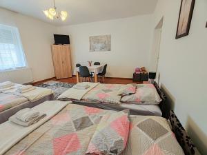 A bed or beds in a room at Komáromi Vendégház Erdőhorváti