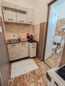 A kitchen or kitchenette at Komáromi Vendégház Erdőhorváti