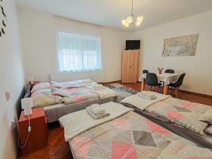 A bed or beds in a room at Komáromi Vendégház Erdőhorváti