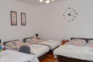 A bed or beds in a room at Komáromi Vendégház Erdőhorváti