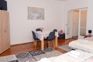 A bed or beds in a room at Komáromi Vendégház Erdőhorváti