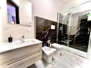 Ένα μπάνιο στο Comfy Holiday Rooms
